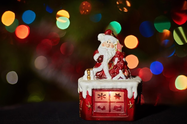 Statuette du Père Noël faisant un exercice en attendant Noël