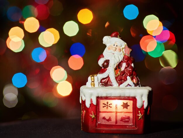 Statuette du Père Noël faisant un exercice en attendant Noël
