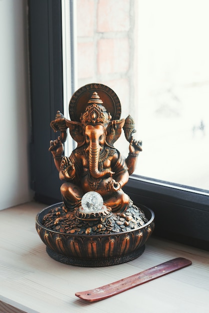 Statuette Ganesha sur un rebord de fenêtre dans un studio de yoga
