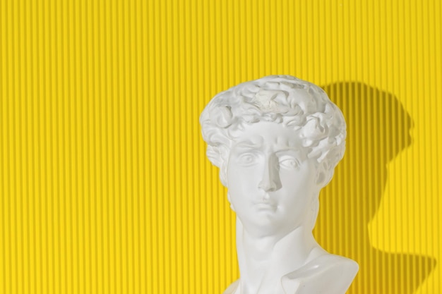 Statuette en plâtre sur fond jaune abstrait Concept minimal