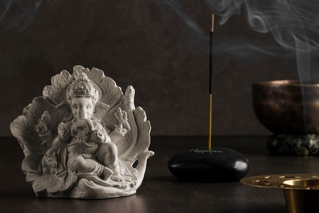 Photo statuette représentant bouddha pour la tranquillité et la méditation