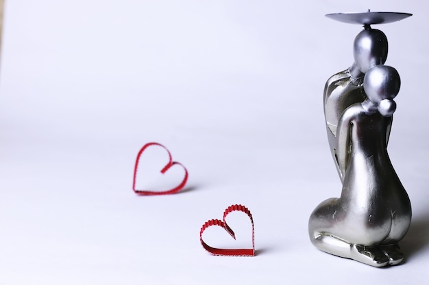 statuette saint valentin avec coeurs