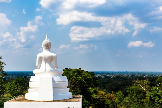 Photo le statut de bouddha blanc sur fond de ciel bleu