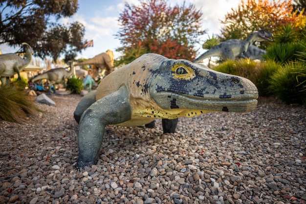 Photo statut de dinosaures géants en plastique dans un parc