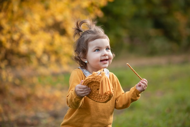 STAVROPOL, RUSSIE, 5 OCTOBRE 2019 ; Une petite fille avec un sac à main tricoté se promène dans le parc