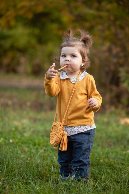 STAVROPOL, RUSSIE, 5 OCTOBRE 2019 ; Une petite fille avec un sac à main tricoté se promène dans le parc