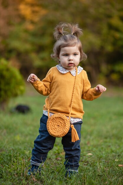 STAVROPOL, RUSSIE, 5 OCTOBRE 2019 ; Une petite fille avec un sac à main tricoté se promène dans le parc