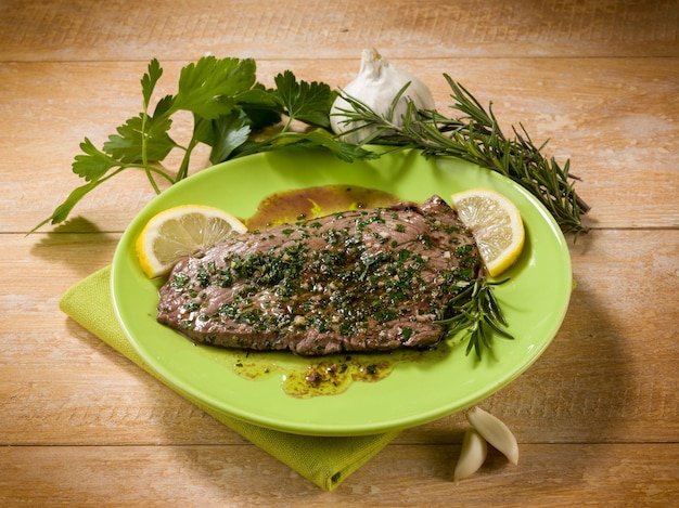 Steack de boeuf à l'ail et aux herbes mélangées