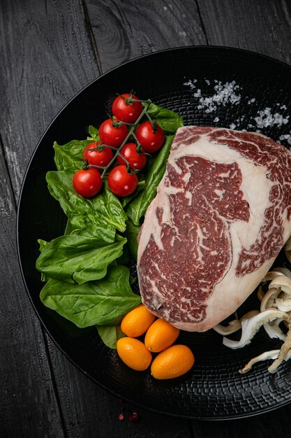 Steak d'agneau japonais sur une assiette sombre dans un restaurant japonais