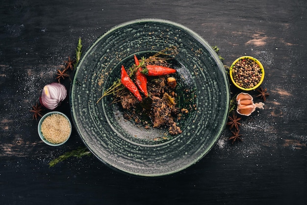 Steak au poivre de boeuf Viande Apéritifs chauds Vue de dessus Sur un fond en bois noir Espace de copie