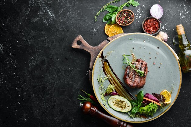 Steak au poivre avec légumes Nourriture Vue de dessus Espace libre pour votre texte