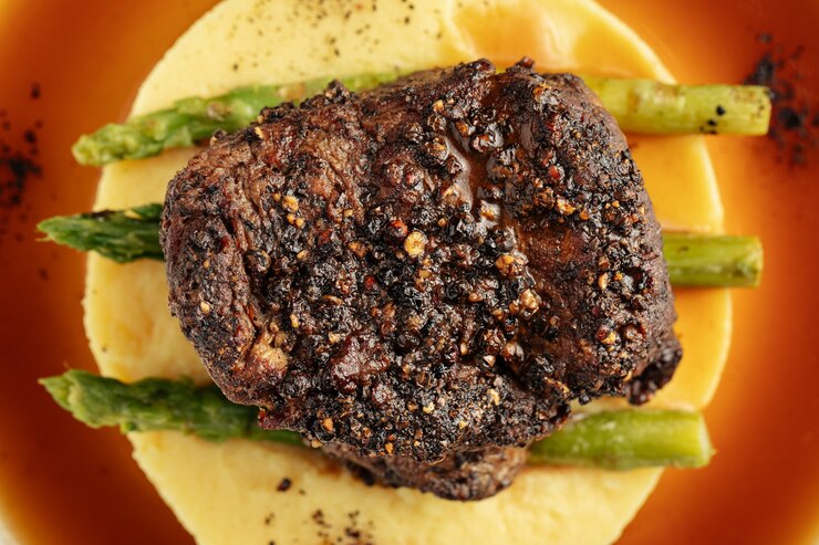 Photo steak au poivre avec purée de pommes de terre et asperges