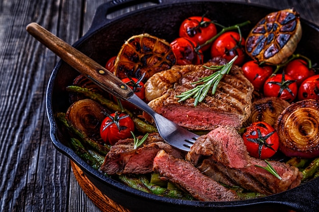 Steak aux légumes grillés dans une poêle