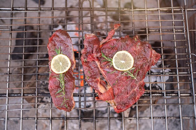 Steak de barbecue frit sur le gril