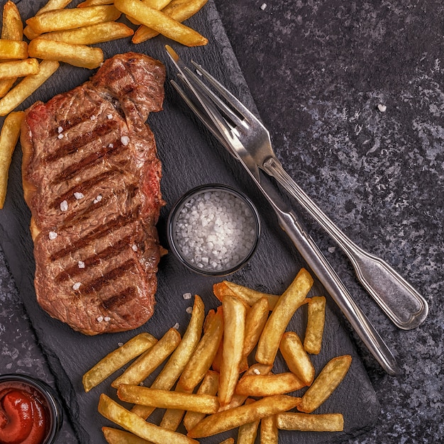 Steak de boeuf au barbecue avec frites