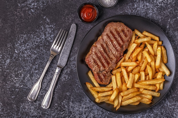 Steak de boeuf au barbecue avec frites