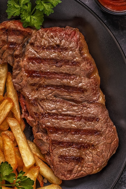 Steak de boeuf au barbecue avec frites