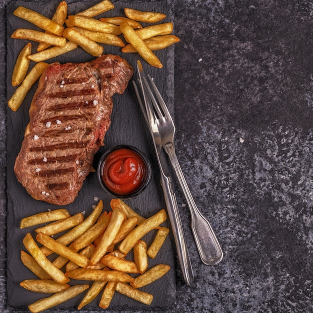 Steak de boeuf au barbecue avec frites