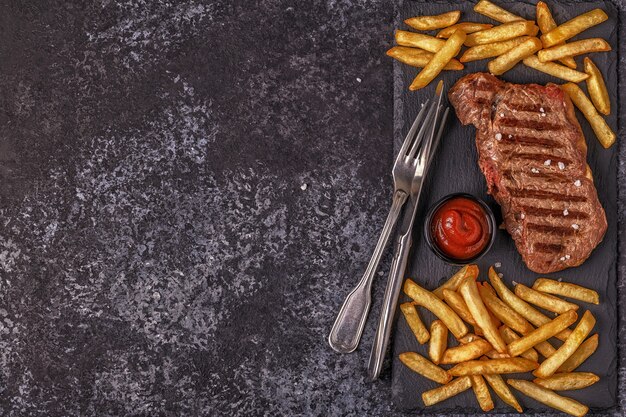 Steak de boeuf au barbecue avec frites