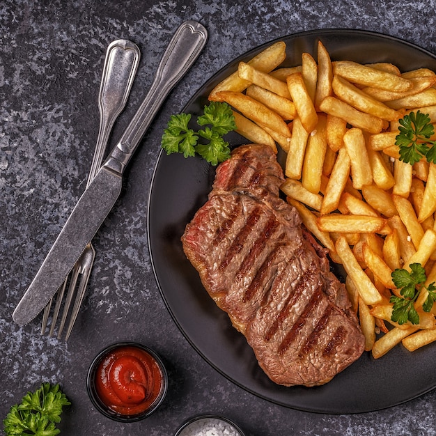 Steak de boeuf au barbecue avec frites