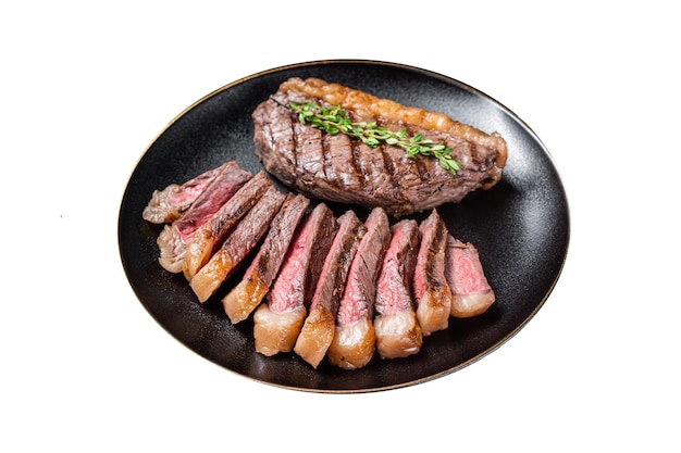 Steak de bœuf au filet sur une assiette isolé sur fond blanc