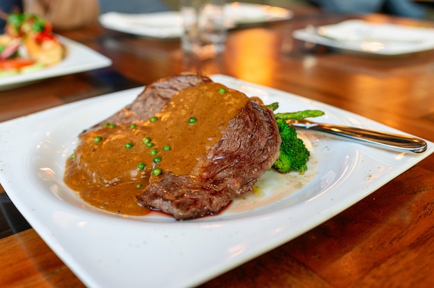 Steak de bœuf australie grillé avec une maturité rare avec une sauce au poivre