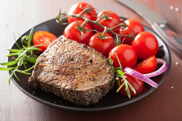 Steak de boeuf aux épices et romarin sur plaque