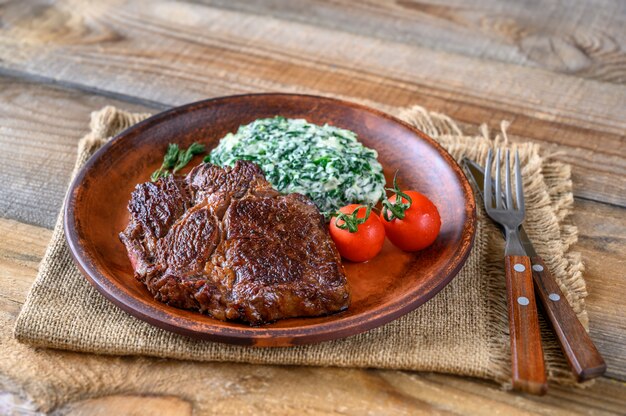 Steak de boeuf aux épinards crémeux