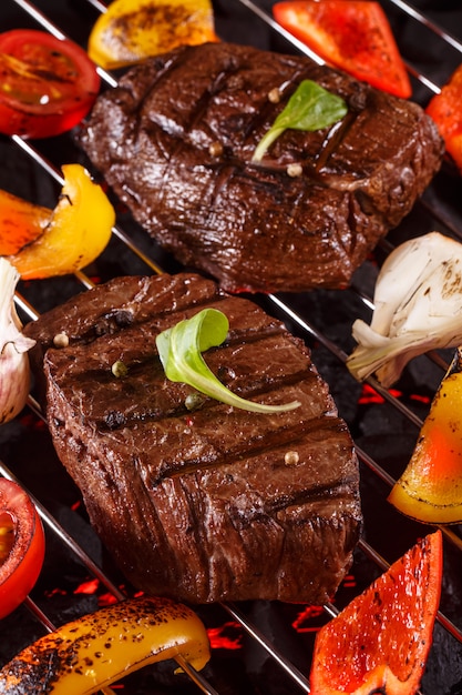 Steak de boeuf sur un barbecue avec des légumes