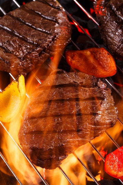 Steak de boeuf sur un barbecue