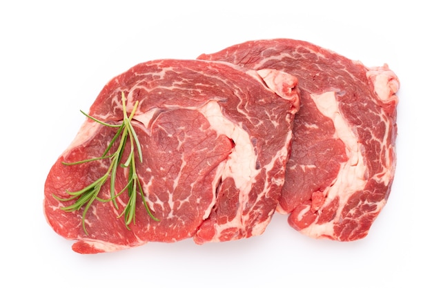 Steak de boeuf bio cru frais isolé sur fond blanc