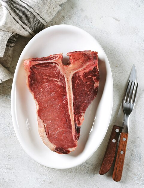 Steak de boeuf biologique cru frais