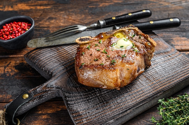 Steak de boeuf club grillé ou contre-filet sur l'os