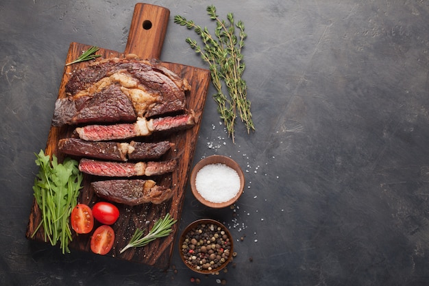 Steak de bœuf à la côte.