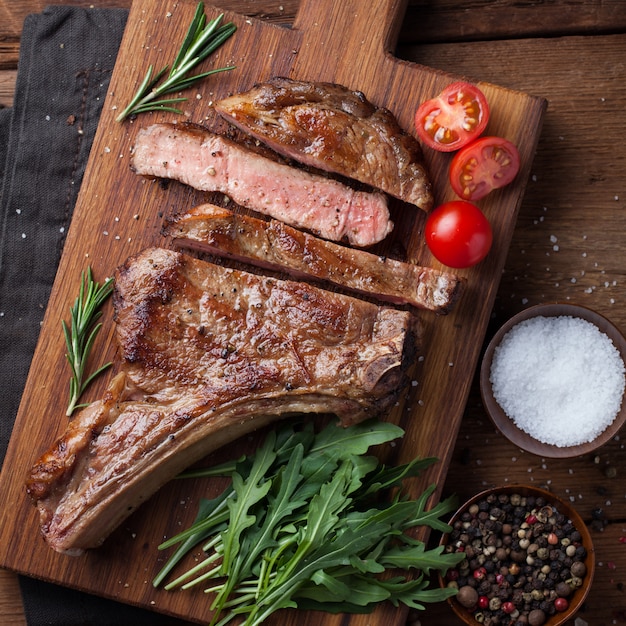 Steak de bœuf de cow-boy grillé.