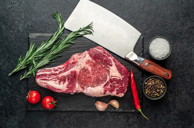 steak de bœuf de cowboy cru sur fond de pierre