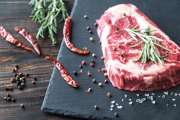 Steak de boeuf cru au romarin frais