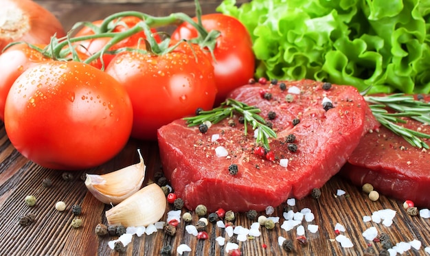 Steak de bœuf cru aux légumes et épices