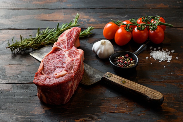 Steak de boeuf cru sur couperet à viande