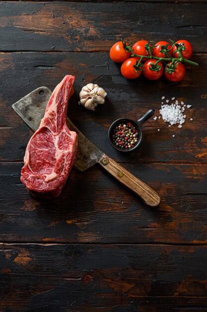 Steak de boeuf cru sur couperet à viande