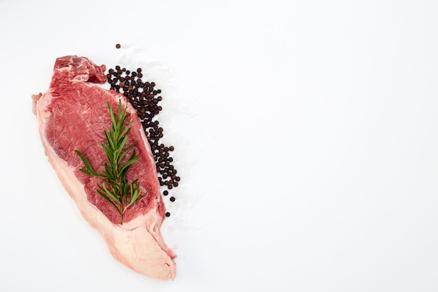 Steak de bœuf cru frais aux épices sur blanc