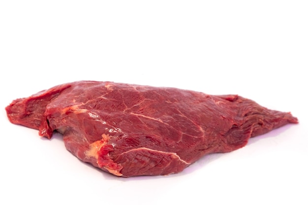 Steak de boeuf cru frais isolé sur fond blanc. Bouchent la viande crue de boeuf.
