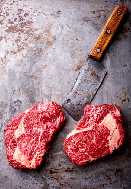 Steak de bœuf cru frais à la viande marbrée