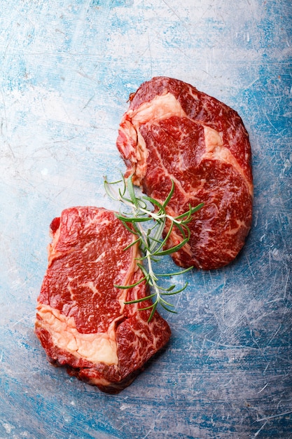 Steak de bœuf cru frais à la viande marbrée