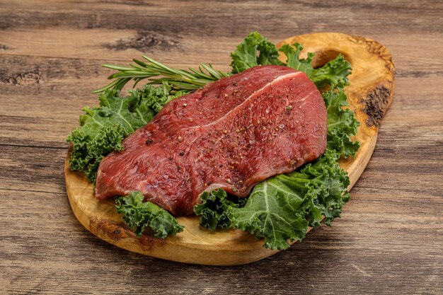 Photo steak de bœuf cru à griller