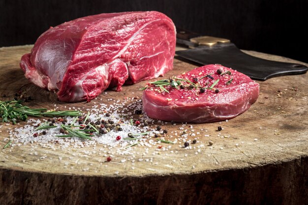 Steak de boeuf cru juteux sur table en bois