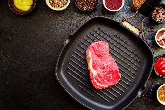 Steak de boeuf cru morceau de viande deuxième plat