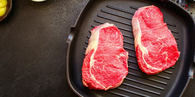 Steak de boeuf cru morceau de viande deuxième plat