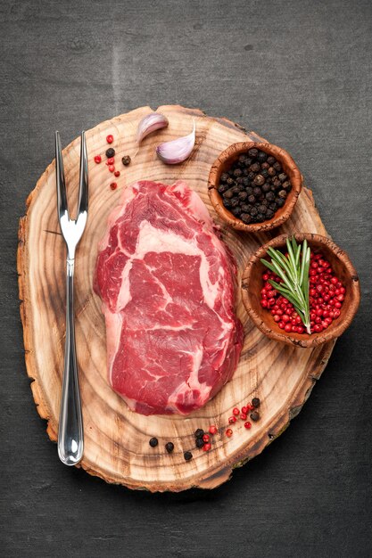 Steak de boeuf cru Ribeye épices et herbes Vue de dessus