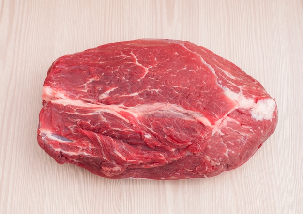 Photo steak de boeuf cru sur table en bois